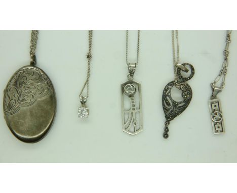 Mixed silver jewellery, including a locket 33.4g. UK P&amp;P Group 1 (£16+VAT for the first lot and £2+VAT for subsequent lot