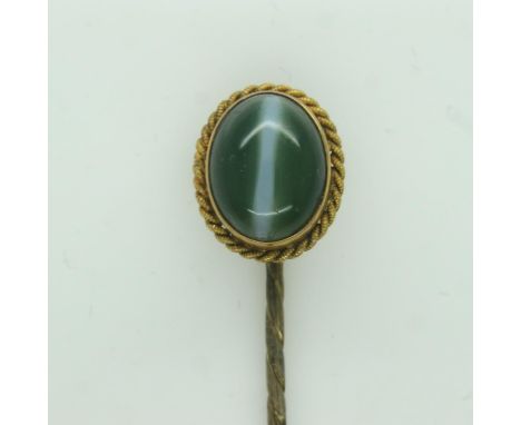 Gold stick pin set with agate in a Garrard box, 2.3g. UK P&amp;P Group 0 (£6+VAT for the first lot and £1+VAT for subsequent 