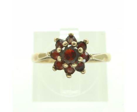 9ct gold garnet set cluster ring, size M, 2.0g. UK P&amp;P Group 0 (£6+VAT for the first lot and £1+VAT for subsequent lots) 