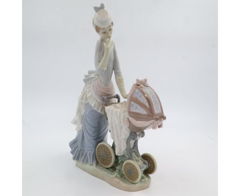 Nao figurine, Mother with Child, no cracks or chips, H: 33 cm. UK P&amp;P Group 3 (£30+VAT for the first lot and £8+VAT for s