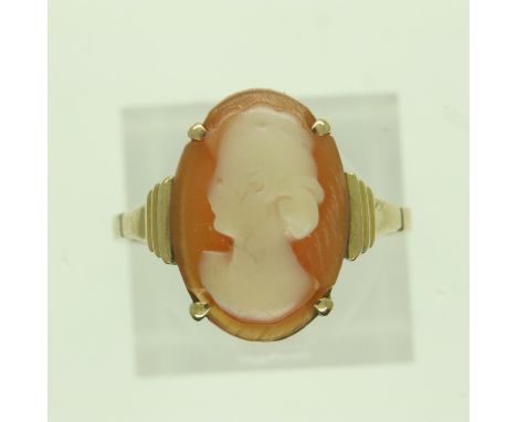 9ct gold cameo set ring, size M, 2.1g. UK P&amp;P Group 0 (£6+VAT for the first lot and £1+VAT for subsequent lots) 