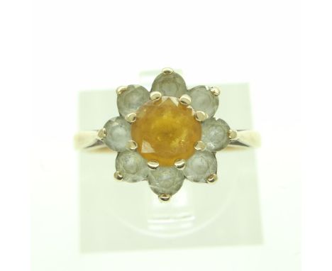 9ct gold stone set daisy-head ring, size J/K, 2.9g. UK P&amp;P Group 0 (£6+VAT for the first lot and £1+VAT for subsequent lo