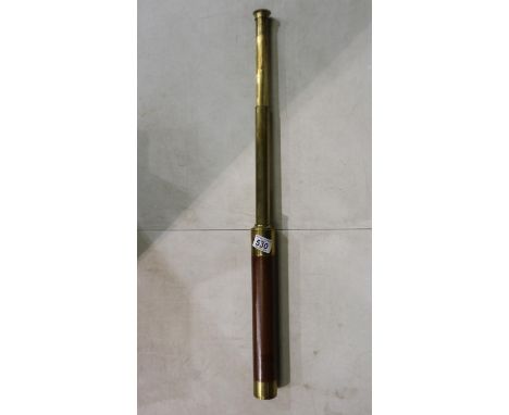 Single draw brass and wooden telescope, no makers mark, extended L: 59 cm. UK P&amp;P Group 1 (£16+VAT for the first lot and 
