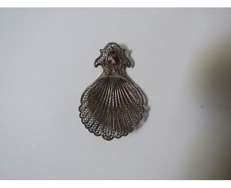 A Georgian silver filigree caddy spoon with inset enamel portrait head of a lady. Circa 1810. 7.6 grams