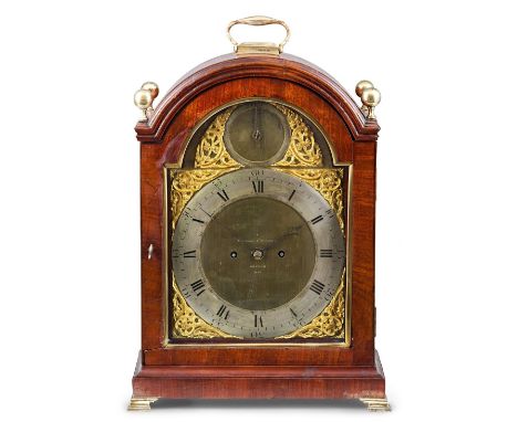 Bracket Clock  Gravell &amp; Tolkien, London, E. 18. Jh. Mahagoni. Vierseitig verglastes Gehäuse in Rundbogenform auf Messing