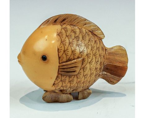 Netsuke  Kugelfisch. Bein, eingelegte Augen. H. 3,5 / L. 4 cm. (59279)