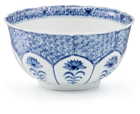 Kumme mit Blaudekor  Meissen, um 1730 Wandung mit Lotosblattrelief und gewelltem Rand. Unterglasurblau bemalt mit Blütensteng
