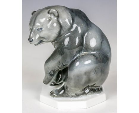 Schliepstein, G. Kleiner Bär Rosenthal, vor 1934 Unterglasurgrau staffiert. Auf Achtecksockel. H. 10,5 cm. Modelljahr 1923. M