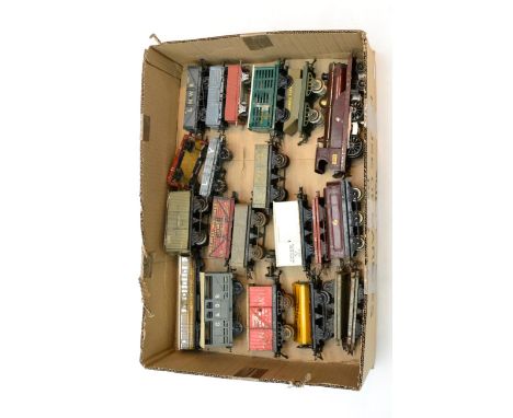 Hornby O Gauge Locomotive And Rolling Stock c/w 4-4-0 locomotive 2711 MLdL, maroon, Southern Milk traffic wagon, LNWR Gunpowd