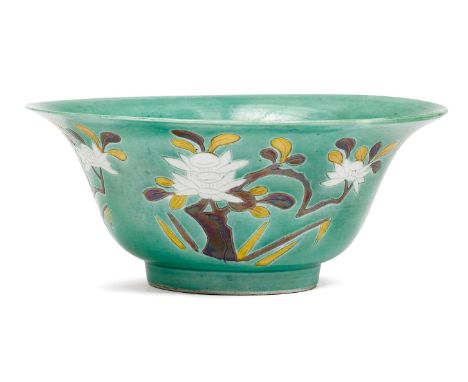 GRÜNGRUNDIGE SANCAI-SCHALE.China, Kangxi-Periode, Ø 19 cm.Tiefe Schale mit ausgezogener Lippe. Der Ritzdekor zeigt aussen ver