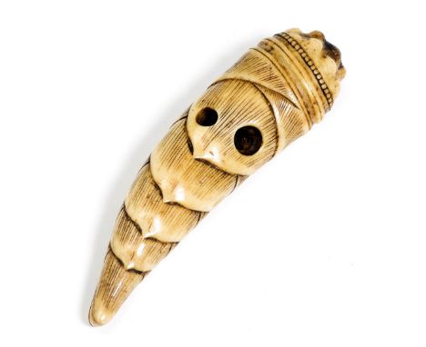 NETSUKE.Japan, Mitte/2. Hälfte 19. Jh. L 8,5 cm.Hirschhorn, geschnitzt in Form einer Bambussprosse. Rückseitig honigfarbene P