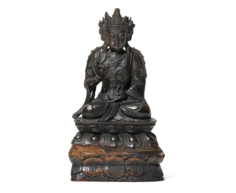 BODHISATTVA.China, Yuan-Dynastie, H 29,5 cm (inkl. Sockel).Er hat die Rechte lehrend erhoben, die Linke liegt offen im Schoss