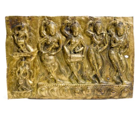 RELIEF MIT APSARAS.Tibet, 15./16. Jh. 31 × 48 cm.Feuervergoldetes Kupfer, getrieben. Vier vierarmige himmlische Musikerinnen 