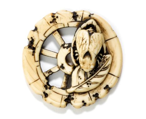 RYUSA-NETSUKE.Japan, 1. Hälfte 19. Jh. D 4,2 cm.Elfenbein, geschnitzt als achtspeichiges Rad mit einer Wespe auf einem Blatt.