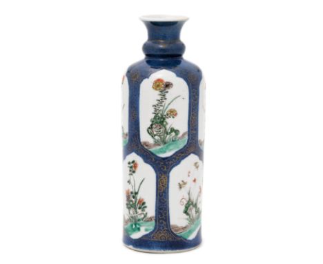 SCHLEGELVASE MIT NODUS.China, Kangxi-Periode, H 27 cm.Puderblauer Fond mit Goldverzierung, der Dekor von verschiedenen Blumen
