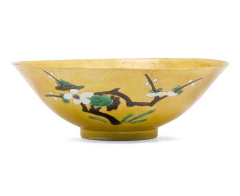 GELBGRUNDIGE SANCAI-SCHALE.China, Kangxi-Periode, Ø 21,2 cm.Der lockere Ritzdekor besteht aussen aus Kirschblüten, Päonie und