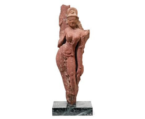 STEHENDE GÖTTIN.Zentralindien, 10.-12. Jh. H 90 cm.Rotgesprenkelter Sandstein. Grosse Figur einer Göttin mit hoher Krone in e