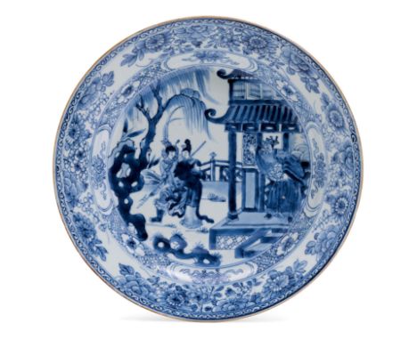 GROSSER TELLER.China, Kangxi-Periode, Ø 34 cm.Unterglasurblauer Dekor eines jungen Liebespaares, das von einem älteren Beamte