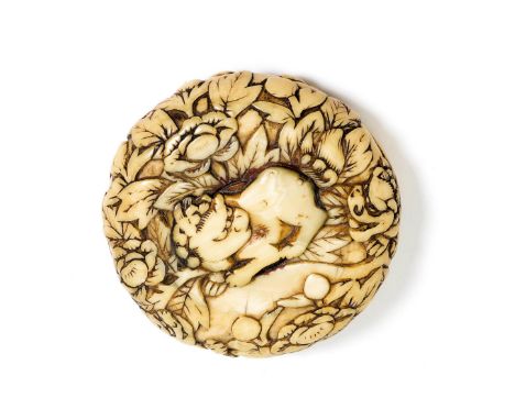 MANJU-NETSUKE.Japan, frühes 19. Jh. Ø 5,5 cm.Elfenbein. Aussergewöhnlich grosses und schweres Netsuke, beschnitzt mit drei sh