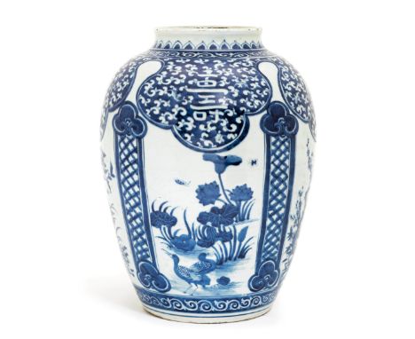 GROSSER BLAU-WEISSER SCHULTERTOPF.China, H 38 cm.Im Stil der japanischen Arita-Porzellane dekoriert mit den Blumen der Vier J