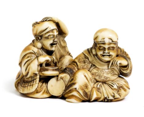 NETSUKE.Japan, 2. Hälfte 19. Jh. B 6 cm.Elfenbein. Die Glücksgötter Ebisu und Daikokuten mit einer Kanne, respektive einer Sc