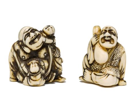 ZWEI NETSUKE.Japan, 1. Hälfte 19. Jh. H 4 resp. 4,2 cm.Elfenbein. a) Geschnitzt in Form des Hotei mit zwei karako (Knabe in c