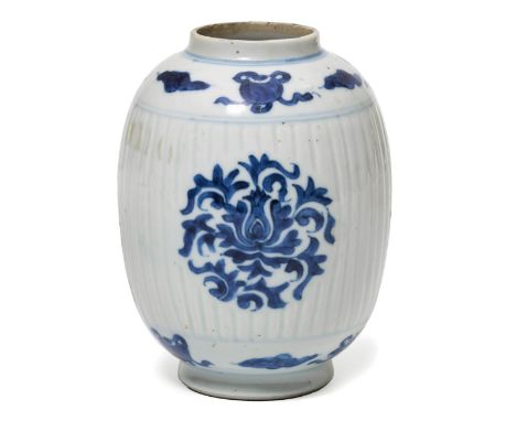 BLAU WEISSE-VASE.China, Kangxi-Periode, H 13 cm.Leicht gerippter Körper mit vier stilisierten Lotos- und Rankenmedaillons. Ei