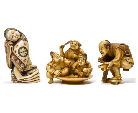 DREI NETSUKE.Japan, H 3,8 bis 5 cm.Elfenbein. a) Bauer mit Geta in der Hand. b) Drei Saketrinker auf einem Teller. Signiert. 