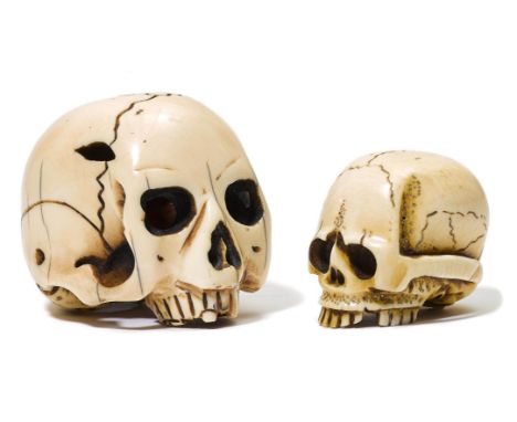 ZWEI NETSUKE.Japan, 1. Hälfte 20. Jh. H 4 resp. 3,3 cm.Elfenbein, geschnitzt als Totenschädel. Signiert Shôzan resp. Tomoyuki