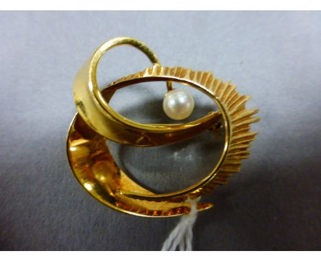 A pendant with a single pearl, marked "750"