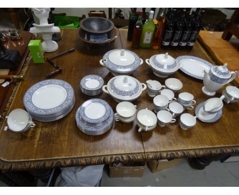 A Minton Infanta pattern dinner service 