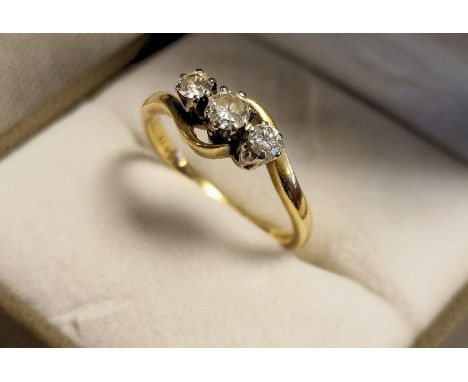 18ct Gold &amp; Triple Diamond Vintage Dress Ring - size L &amp; 2.8g