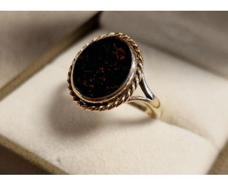 9ct Gold &amp; Bloodstone Dress Ring Size M Weight 3.26g