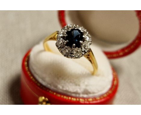 18ct Gold, Sapphire &amp; Diamond Cluster Ring - size L &amp; 2.8g