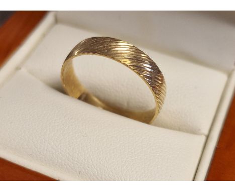 9ct Gold Wedding Band Ring, size R+0.5 &amp; 2g