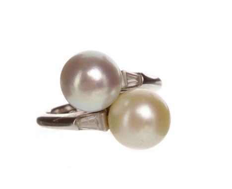 IMPRESSIVE ART DECO STYLE PEARL DRESS RINGset with a single round spherical white pearl and grey pearl, each approximately 9.