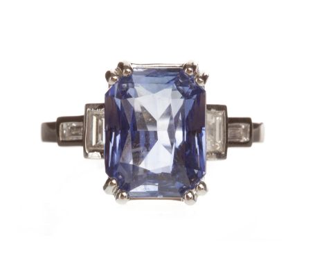 IMPRESSIVE ART DECO STYLE SAPPHIRE AND DIAMOND RINGset with a central rectangular faceted sapphire of approximately 7.30 cara