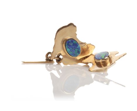 PAIR OF AUSTRALIA INTEREST CUFF LINKSeach formed by a section of gold in the shape of Australia, set with a single oval opal 