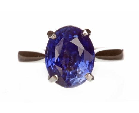 IMPRESSIVE SAPPHIRE SINGLE STONE RINGset with an oval faceted sapphire of approximately 5.66 carats, 11.6mm long, marked 750,