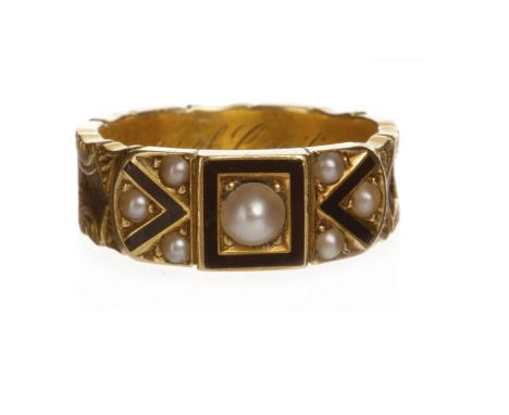 LATE VICTORIAN GOLD, ENAMEL AND PEARL MOURNING RINGthe curved bezel with a central white pearl within a square black enamelle