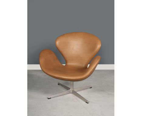 ARNE JACOBSEN (1902-1971)Fauteuil mod. 'FH3320' dit 'Swan'Création en 1958Edition Fritz HansenEstampille de l'éditeurFonte d'