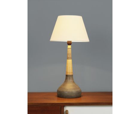 HERMAN A. KÄHLER (1906-1979)Lampe de tableCirca 1960Edition Le KlintMonogramme de l'artiste et estampille de l'éditeurGrès et