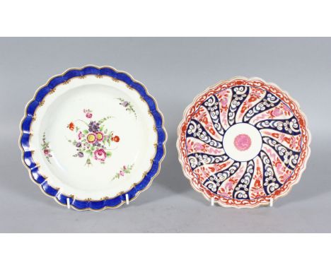 AN 18TH CENTURY WORCESTER SCALLOP EDGE PLATE, painted with flowers under a blue border and a similar Worcester plate, painted