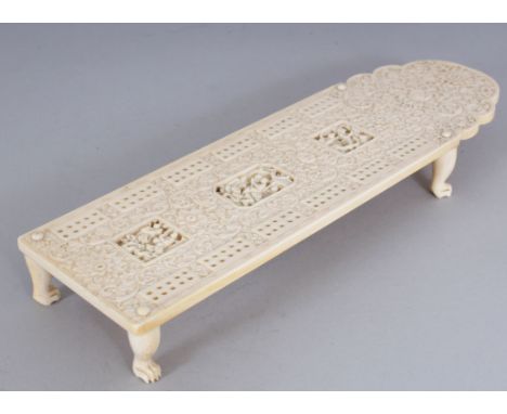 A GOOD QUALITY 19TH CENTURY CHINESE CANTON IVORY CRIBBAGE BOARD, the underside set with a small compartment with a sliding co