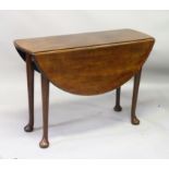 A GEORGE III MAHOGANY CIRCULAR DROP LEAF GATE-LEG DINING TABLE, with turned legs on pad feet. 3ft