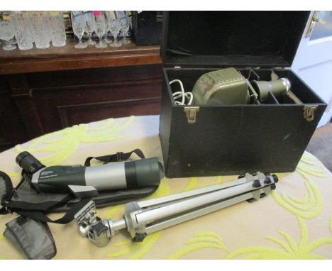 A mixed lot to include a Soligor HPSS-65A telescope with tripod and a cased projector 