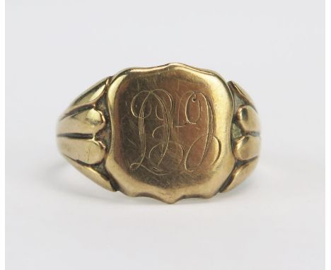 A Victorian 9ct Gold Shield Shaped Signet Ring, size P, Chester 1897, 2.58g 