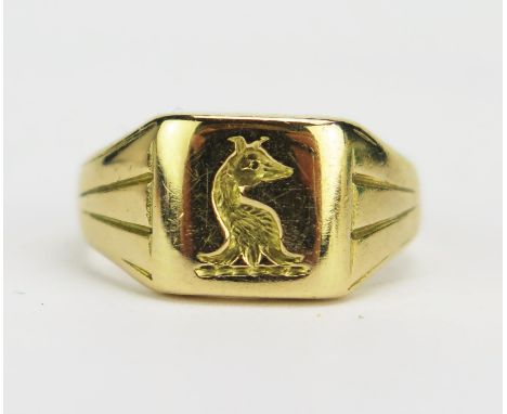 An 18ct Gold Signet Ring engraved with an ermine, size G.5, Birmingham 1927, 5.69g 
