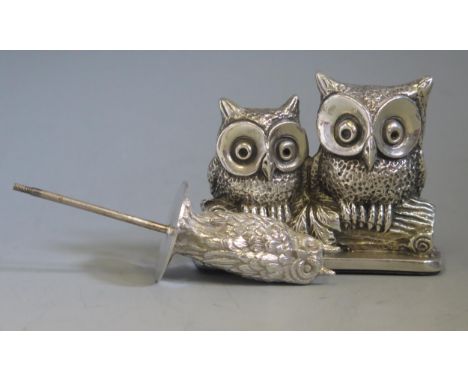 An Elizabeth II silver bottle stopper, maker John Pinches (Medallists) Ltd, London, 1968, in the form of an owl, cork stopper