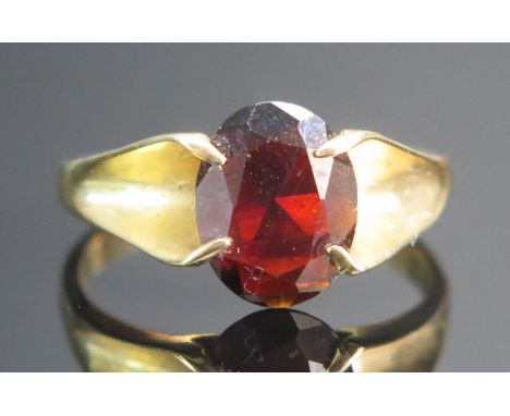A 9ct Gold and Garnet Ring, size O, hallmarked, 2.89g 